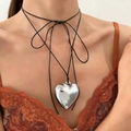 Chic-Halsband mit großem silbernem Herzanhänger an einer langen schwarzen Kordelkette - Silber (Großes Herz)