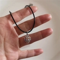 Erdbeer-Halskette in Silber mit schwarzer Kordel zur Größenansicht in der Hand - Altsilber (Erdbeere)