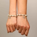 Detalle de pulseras de cuentas para parejas con perlas blancas y colgantes de estrellas - Estilo de Perla Artificial de Pentagrama Hueco (5064)
