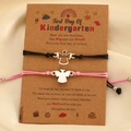 Detalle de dos pulseras de ángel en una tarjeta de regalo 'First Day of Kindergarten' - Estilo de Embalaje de Cartón en Forma de Ángel (2288)