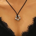 Gros plan d'un pendentif fleur argenté poli sur un collier minimaliste en cordon noir - Style Fleur Argent Miroir (G-451)