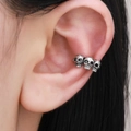Vintage Silber Ohrmanschette mit dreifachem Totenkopf Design und Finish - Dreifach Totenkopf Ohrmanschette / Antiksilber