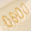 Elegantes 4-teiliges vergoldetes Ring-Set mit hohlem Herz und funkelnden Zirkonia-Details - Herz Diamant Gold Stapelbare Ringe Set (K-198)