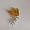 Spilla elegante a spiga di grano con gemme ambrate e fiocco dorato scintillante - Design a Spiga di Grano / Spiga di Grano Dorata