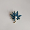 Spilla elegante a foglia d'acero dorata con glitter blu e perla bianca centrale - Foglia d'acero / Foglia di Acero Blu