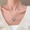 Elegante Halskette mit silbernem Schleifenanhänger an einer Schlangenkette an einem Model - Schleife Schlangenkette Stil (N-100)