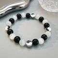 Pulsera elástica de cuentas con dijes yin yang de metal y piedras pulidas blanco y negro - Estilo Espaciado de Cuatro Tai Chi Blanco y Negro (11734)