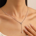 Elegante silberne Y-Halskette mit Metallschleife und hängendem Perlenanhänger für Damen - Perlenschleife Y-Form Stil (3039)