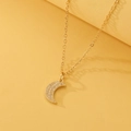 Goudvergulde ketting met maansikkel hanger en zirkonia steentjes aan fijne schakel - Maan Ketting (N-975)