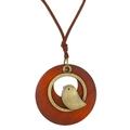 Ethno-Pulloverkette mit rundem Holzrahmen und goldenem Vogel-Reliefanhänger im Vintage-Stil - Vintage Morigirl Stil Holzhalskette mit Vogel und Lederkordel (9264) / Antikbronze