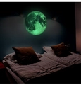 Vue détaillée d'un sticker mural lune phosphorescent avec texture lunaire dans le noir - 30cm / Vert Fluorescent