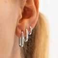 Orecchini a cerchio a forma di U in metallo argento con design geometrico lucido - Orecchini a U Argento (N-1123)