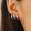 Set di tre orecchini esagonali in argento lucido indossati da una modella - Orecchini Geometrici Esagonali Argento (A-1032)
