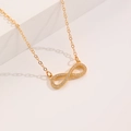 Goldene Unendlichkeitskette mit weißen Zirkonia auf einem minimalistischen Sockel - Goldener Stil (06 KC Gold 1197)