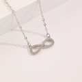 Silberne Unendlichkeits-Halskette mit Mikro-Pavé-Kristallen auf schlichtem Grund - Silberner Stil (07 White K 1329)