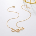 Elegante goldene Unendlichkeits-Halskette mit Pavé-Kristallen und verstellbarer Kette - Goldener Stil (10 KC Gold 7898)