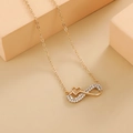 Goldene Unendlichkeit-Herz-Halskette mit Mikro-Pavé-Kristallen auf Schaumblock - Goldener Stil (08 KC Gold 8276)