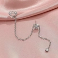 Silberne Ohrmanschette mit Stern, Kettchen und Zirkonia im minimalistischen Design - Blumen-Stil (M-521) / Silber