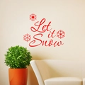 Detail van rode Let it Snow muursticker met sneeuwvlokken op een gezellige woonkamer muur - Rood