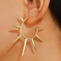 Detail eines vergoldeten Punk-Spike-Creole-Ohrrings, getragen am Ohrläppchen eines Models - Goldene Strahlende Spike Creolen (A-102)