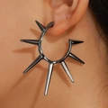 Makroansicht der gunmetal Punk-Creole mit strahlenden Stacheln an einem Frauenohr - Schwarze Strahlende Spike Creolen (0794)