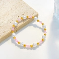 Bracciale bohémien colorato con perle bianche e perline rosa su vassoio in pietra - Rosa