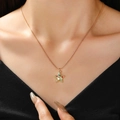 Dettaglio del ciondolo a stella dorata con pietre colorate su una catena a serpente - Collana a Catena a Serpente a Stella con Strass Colorati (Tonalità Oro Bianco WG-1341)