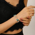 Detalle de pulsera bohemia de capas con cuentas turquesas y colgante de doble corazón - Plata Antigua Pulsera