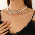 Detalle de gargantilla de doble capa con colgantes de corazones plateados entrelazados - Plata Antigua Collar