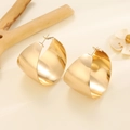 Nahaufnahme der dicken goldenen C-förmigen Creolen mit poliertem Finish - Breiter C-Form Stil / KC Gold (Modell 3049)