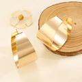 Detailansicht der breiten vergoldeten C-Form Creolen mit hochglanzpolierter Spiegeloberfläche - Großer C-Form Spiegelstil / KC Gold (Modell 3400)