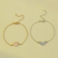 Gedetailleerde close-up van gouden zon en zilveren maan hangers op fijne armbanden - Zon Maan Ingelegd Kunstmatig Zirkonia Armband (7103)