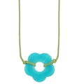 Minimalistische Blumenkette mit blauem Harzanhänger und grüner Wachskordel auf weißem Grund - Halskette (5853)