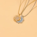 Detail van zon- en maanhangers met ingelegde zirkonia en bijpassende bolletjeskettingen - Zon Maan Kunstmatige Zirkonia Ketting (X108)