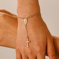 Detalle de pulsera rosario dorada con medalla de Virgen María y colgante de cruz - Estilo de Cadena Fina (01kc Oro 6800) / Dorado