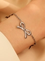 Nahaufnahme eines silbernen Schleifen-Armbandes mit Metallglanz am Handgelenk eines Models - Gliederkettenarmband (DZ-435-23)