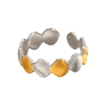 Dettaglio macro dell'anello regolabile bicolore in acciaio inox a forma di conchiglia - Conchiglia Bicolore (11752)