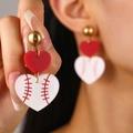 Détail de boucles d'oreilles cœur en acrylique motif baseball avec coutures rouges - Boucles d'oreilles pendantes en acrylique à trois couches en forme de cœur / Blanc (Texture Baseball)