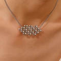 Detailansicht einer Vintage-Blumenkette am Hals mit aufwendigem Metalldesign aus Edelstahl - Silberfarbe Acht (DZ-308)