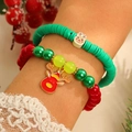 Gros plan de bracelets de Noël festifs avec breloques renne sur fond hivernal - Renne 2-Pièces (02)