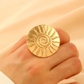Anello aperto dorato stile punk con grande disco rotondo e trama a raggi solari - Disco d'Oro (6876)