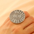 Anello vintage rotondo in argento con totem solare e incisione a spirale sulla mano - Disco d'Argento (3564)