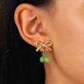 Elegante goldene Schleifenohrringe mit grünen Kirsch-Harzperlen für Damen - Kirsch Ohrstecker (11343)