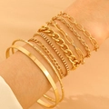 Detailansicht goldener Knoten-Armbänder und geschichteter Ketten am Handgelenk - Mehrlagiger Kettenstil (5703)