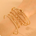 Detail eines fünfteiligen Goldarmband-Sets mit Knotendesigns und strukturierten Gliedern - 5-teiliges Set-Stil (M-797)