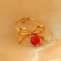 Verstellbarer goldener Schleifenring mit roter Perle und mattem Finish auf Seide - Schleife Ring (9816)