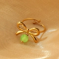 Verstellbarer goldener Schleifenring mit grüner Perle auf satiniertem Hintergrund - Schleife Ring (7071)