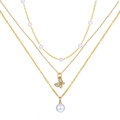 Détail d'un collier doré multicouche avec pendentif papillon et perles colorées - Style Papillon (8032)