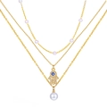 Détail du collier triple rang doré avec perles, main de Fatma et pendentif oeil bleu - Style Main de Fatma (0007)