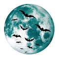 Dettaglio dell'adesivo murale con luna luminosa e sagome nere di pipistrelli volanti - 30x30cm Verde
